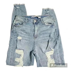Juniors distressed tinseltown jeans!